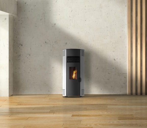 Estufa de pellet canalizable de diseño moderno de 9 kW color blanca